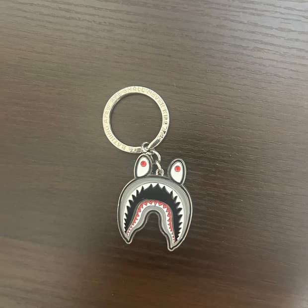 베이프 샤크 메탈 키링