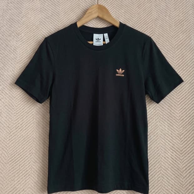 아디다스 에센셜 자수 반팔티 L