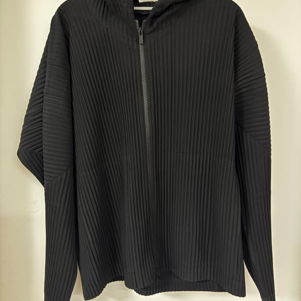 옴므플리세 후드집업