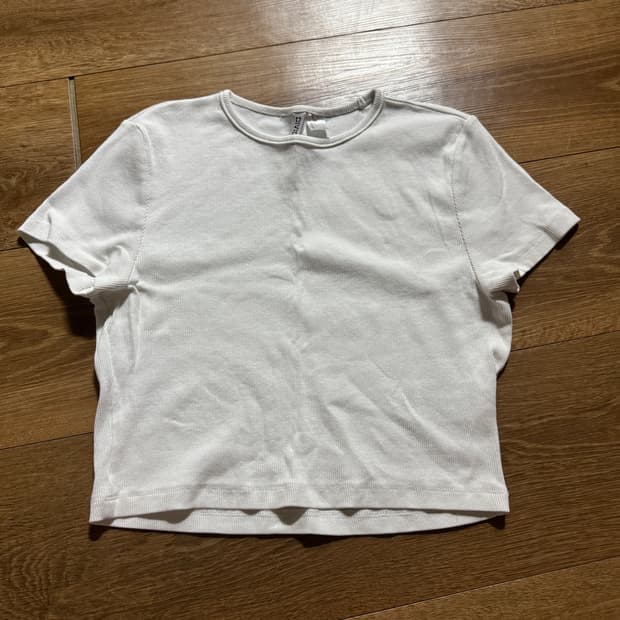 H&M 디바이디드 흰색 반팔 크롭티