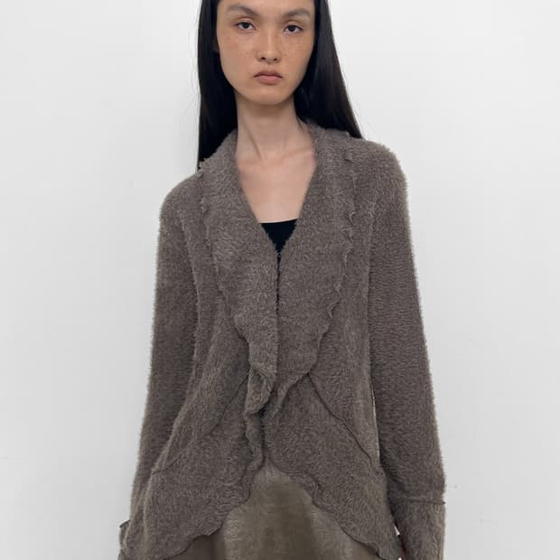 폴리수엠 FUZZY RUFFLED CARDIGAN, TAUPE
