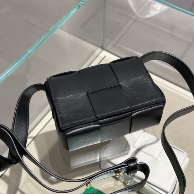 [공홈발, 상태아주좋음] 보테가베네타 카세트 미니백 블랙