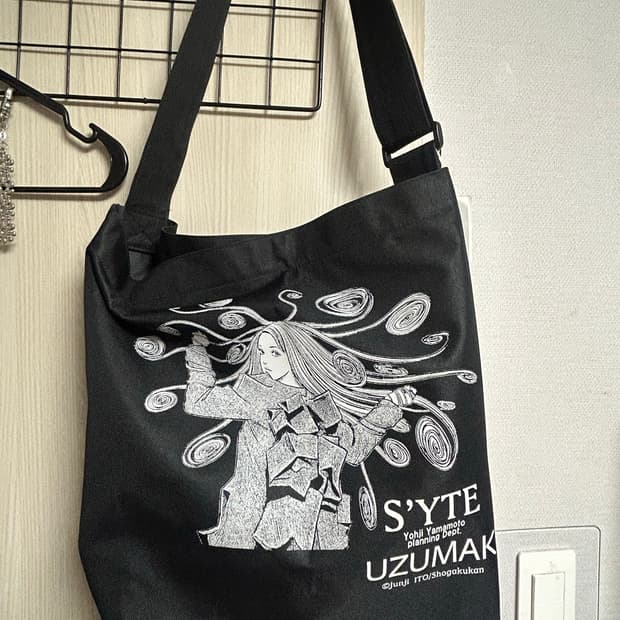 요지야마모토 S'YTE x 이토준지 UZUMAKI 프린트 숄더백