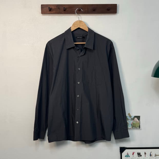 해칭룸 버튼 다운셔츠 챠콜/S26