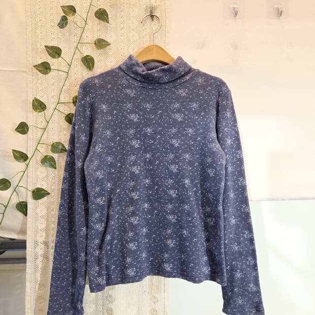 뮤트 블루 잔꽃 목폴라 슬리브