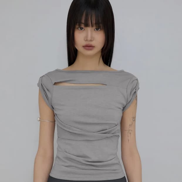 플레어업 Asymmetrical Draped Roll-Up T-Shirt