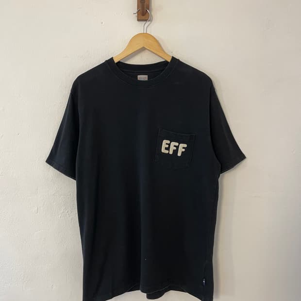 이벳필드 자수 포켓 티셔츠 