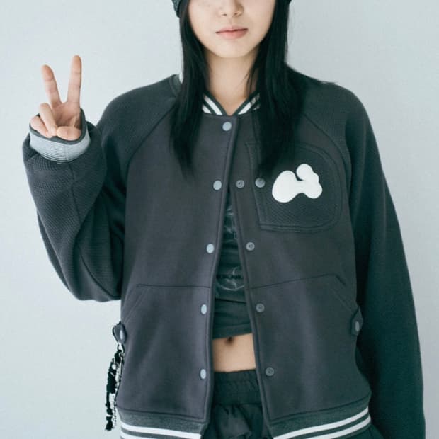 허그유어스킨 패치 바시티 자켓 (차콜)