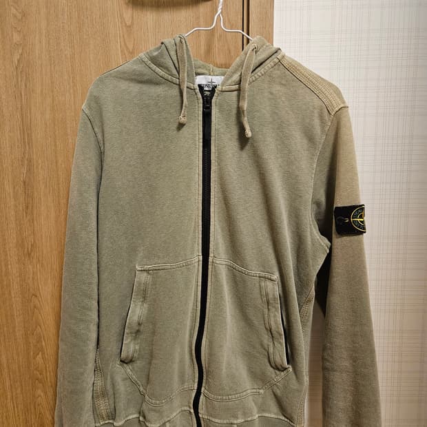 스톤아일랜드 워시드 카키 후드 집업 판매합니다