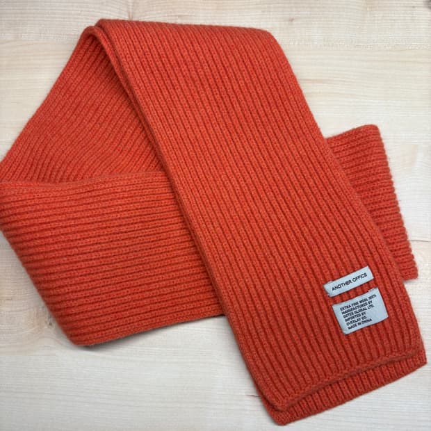 어나더오피스 머플러 당근색