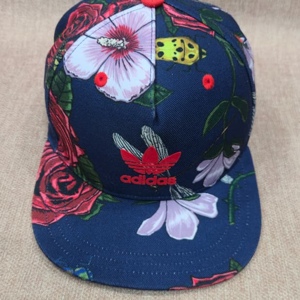 아디다스x리타오라 콜라보 한정판 로즈 스냅백 