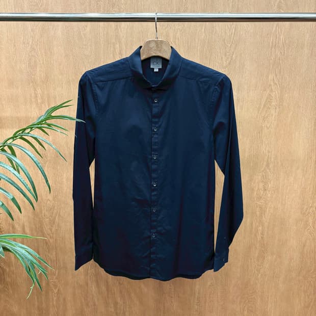 캘빈클라인 베이직 긴팔 셔츠 미니멀 플레인 버튼 커프스 디테일 네이비