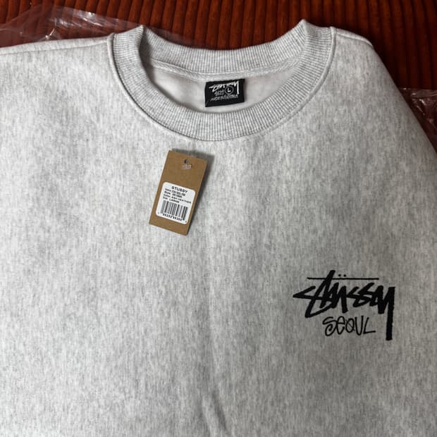 [L]스투시 서울 챕터 맨투맨 