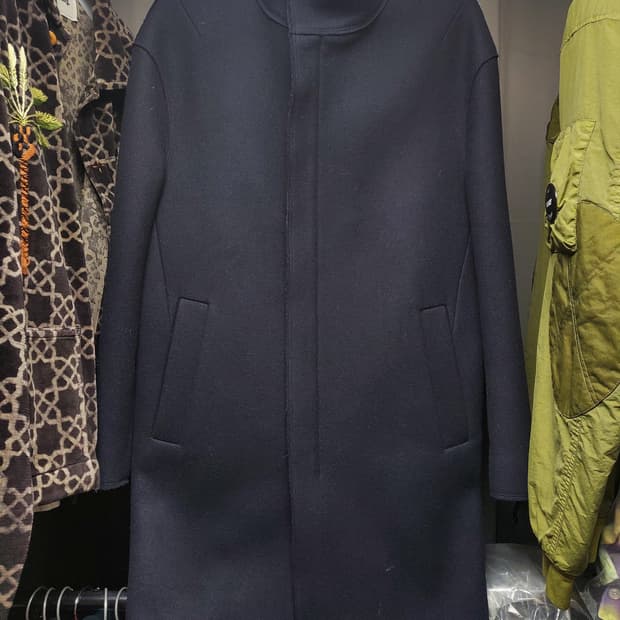 송지오 다크네이비 컷아웃 코트