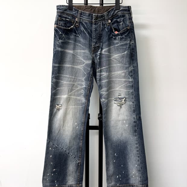 아르마니 익스체인지 이글 엠브로이더드 페인트 데님