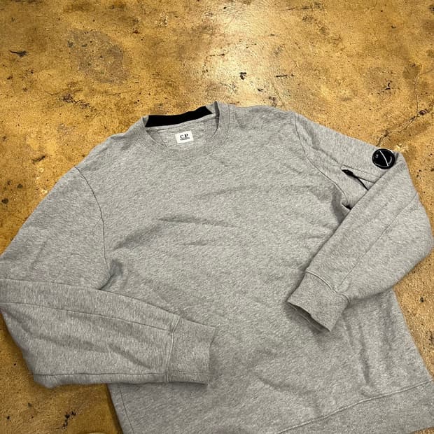 [정품/L] C.P.컴퍼니 렌즈 와펜 맨투맨 그레이 b14