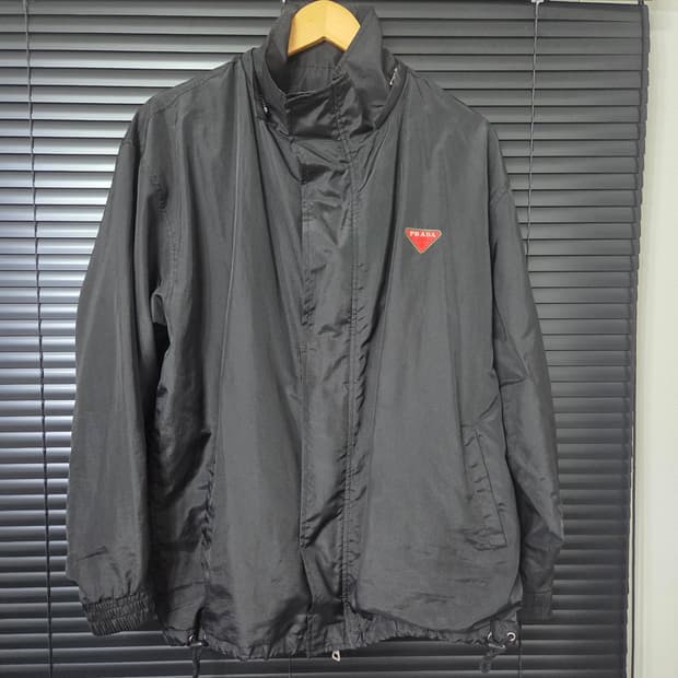 프라다 레드탭 빈티지 블랙 바람막이 XL