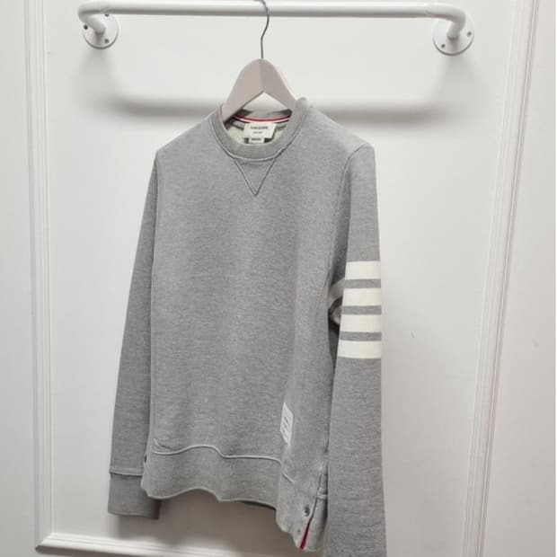 [정품] 톰브라운 사선 완장 클래식 맨투맨 M