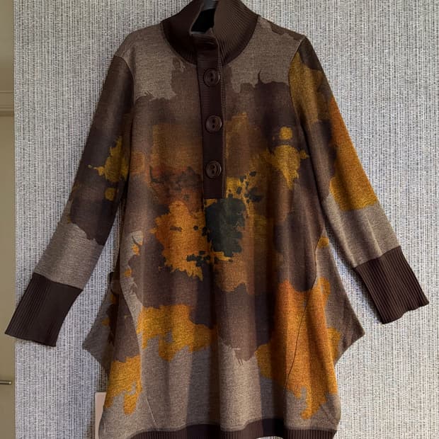 브라운 아티스틱 패턴 하이넥 버튼 니트 튜닉 프리사이즈
