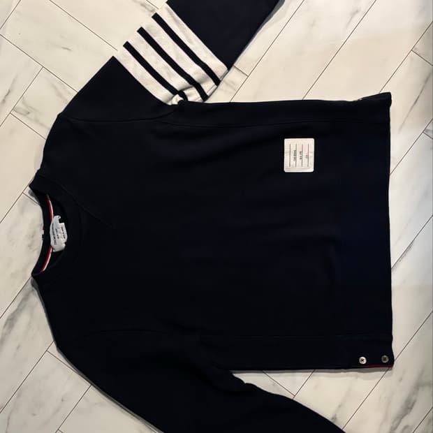 톰브라운(thom browne)사선 완장 자수 맨투맨 네이비