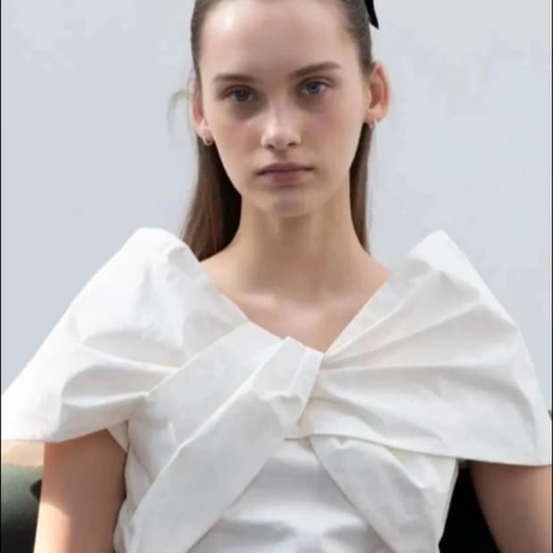 더티스 리본 오픈숄더 블라우스