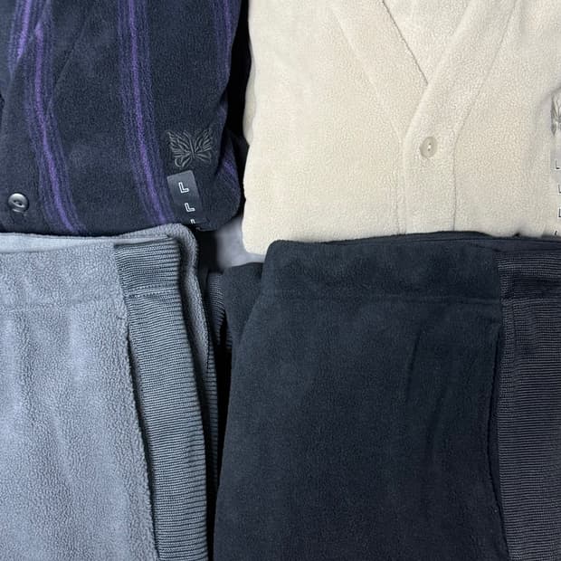 니들스 유니클로 스트라이프/베이지 가디건, 블랙/그레이 트랙 팬츠