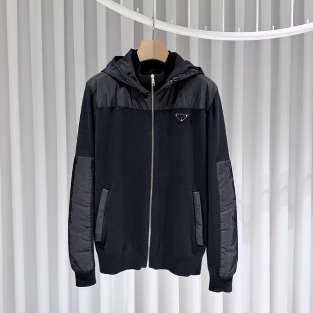 52 / 프라다 로고 블랙 니트 패딩