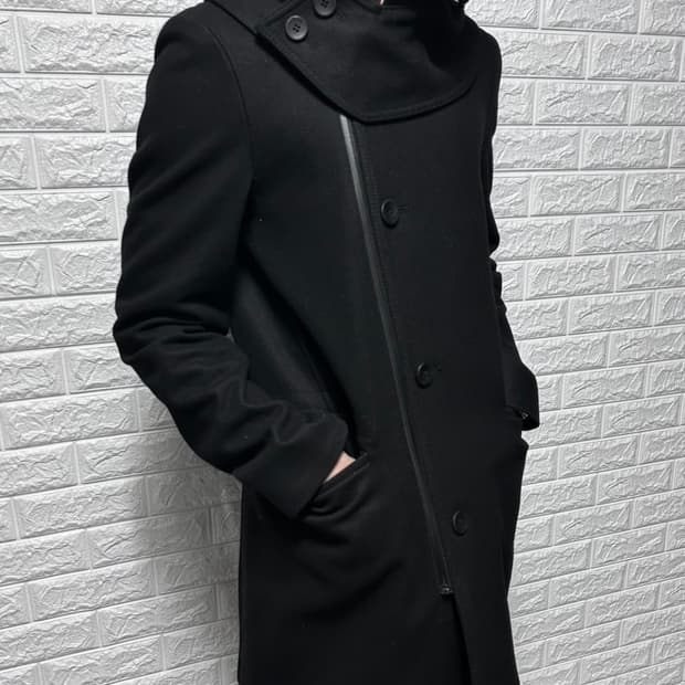 우영미 사선 사무라이 후드 울 코트