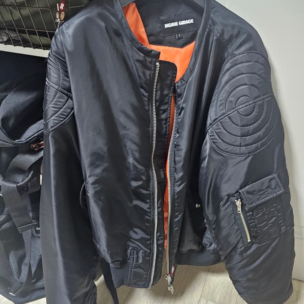 인세인 개러지 나일론 봄버 자켓 블랙