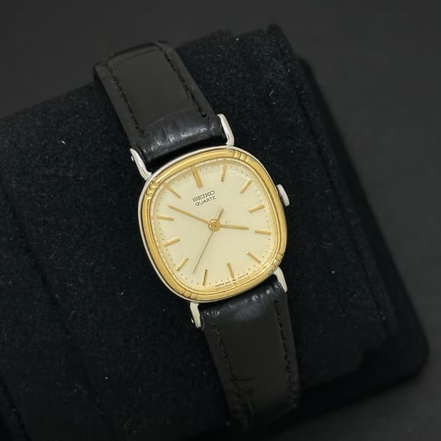 세이코 리넨 다이얼 투톤 쿼츠 시계