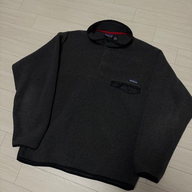 파타고니아 신칠라 스냅티 차콜/레드 L사이즈