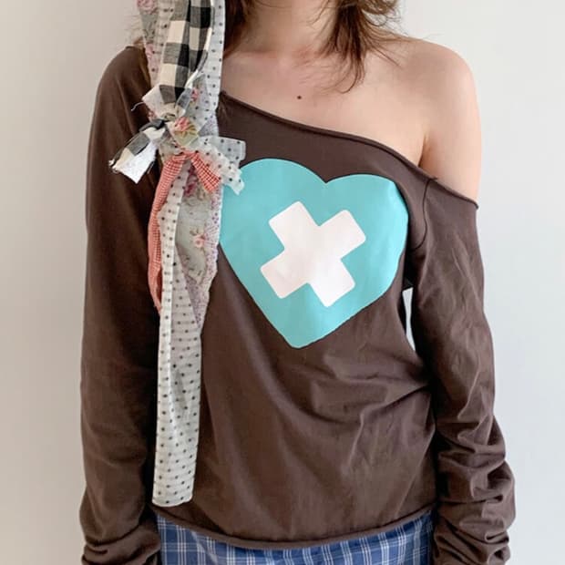 샵페어리 cross heart cut off t-shirt (brown)