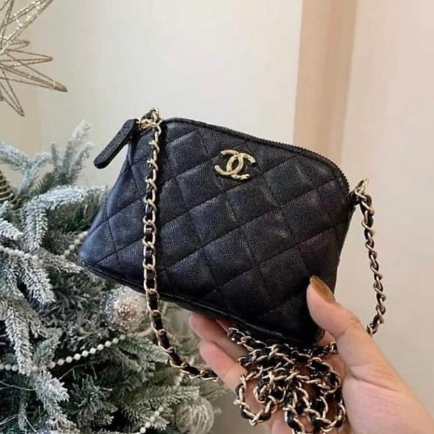 샤넬 뷰티 캐비어 반달 크로스백 