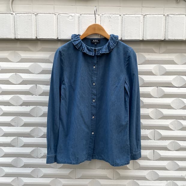 아페쎄 데님 셔츠 프릴 카라 무지 암핏 절개 디테일 레귤러핏 블루