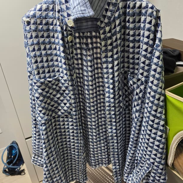 페이스커넥션 트위드 셔츠 xs사이즈

X1819T00540