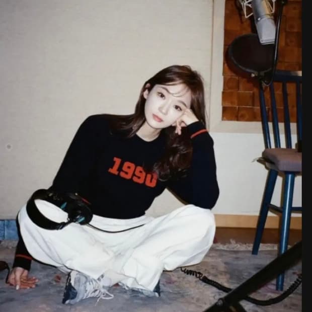 강민경 아비에무아 1990 캐시미어 크루넥 스웨터 사이즈1