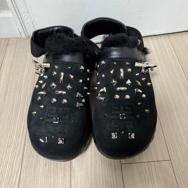 GIVENCHY 마쉬멜로우 스터드 장식 스웨이드 블랙 뮬