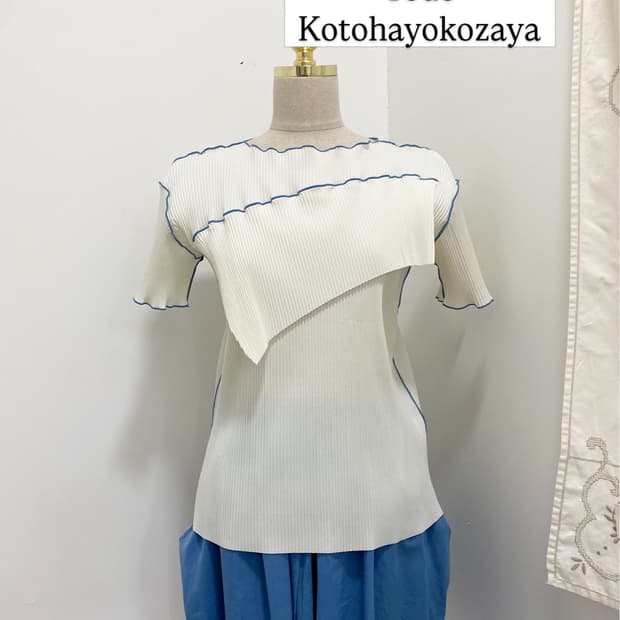 Todo Kotohayatokozaya 라인 플리츠 반팔