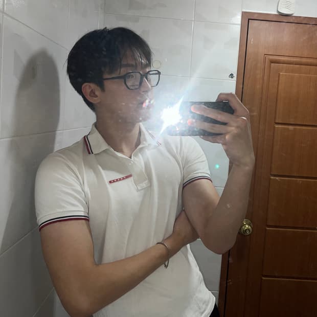 PRADA 레드텝 머슬핏 폴로티