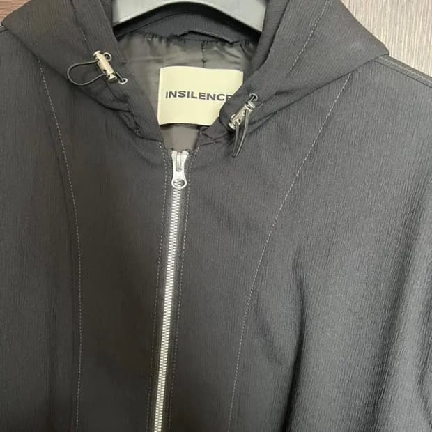 [M] 인사일런스 플리츠 후디드 점퍼 BLACK