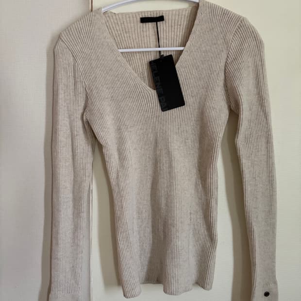 헬레네파리스 브이넥 니트 새상품