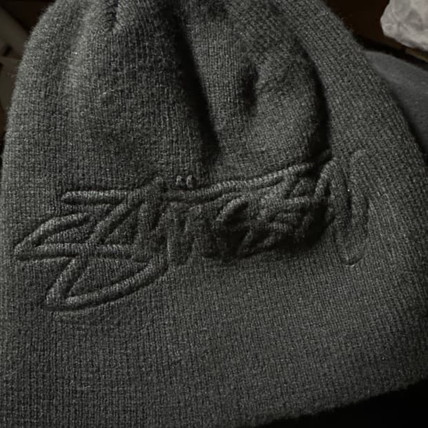 스투시 엠보스 스무스 스탁 스컬캡 비니 블랙