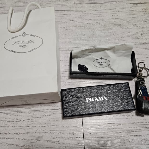프라다 사피아노 레더 로봇 키체인 블랙