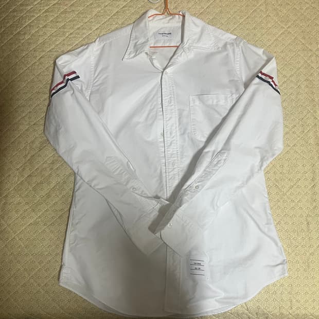 [3]톰브라운 트리콜로 암밴드 화이트셔츠