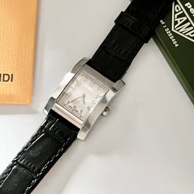 FENDI  스퀘어 화이트 다이얼 펜디 여성 시계