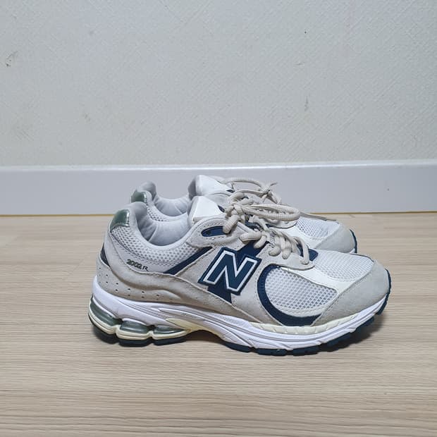 뉴발란스 2002R 운동화 230