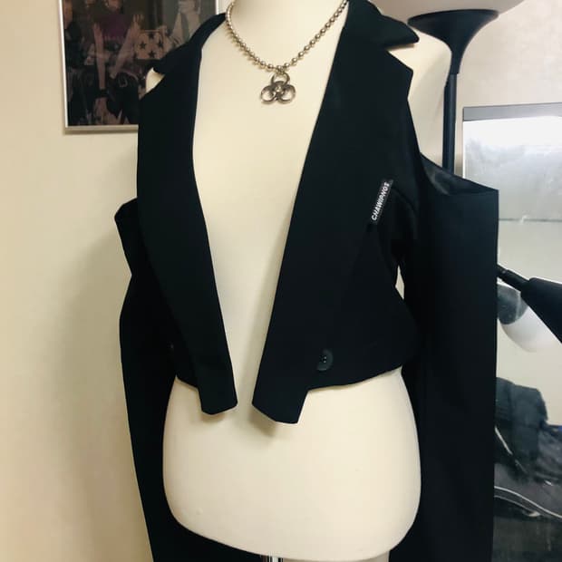 CHAWIPNOS 컷아웃 크롭 자켓 블랙