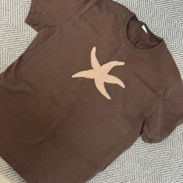 더콜디스트모먼트 브라운 반팔티 팝니다