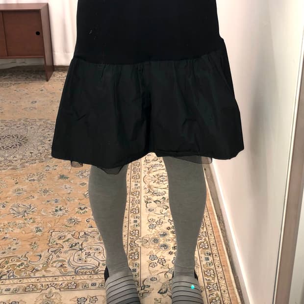 블랙 펌킨 미디 스커트