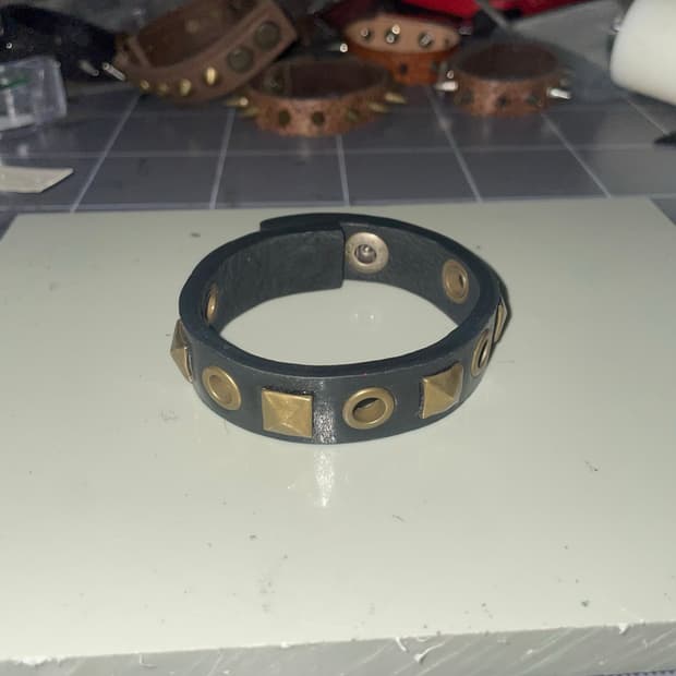 Studs eyelet leather bracelet